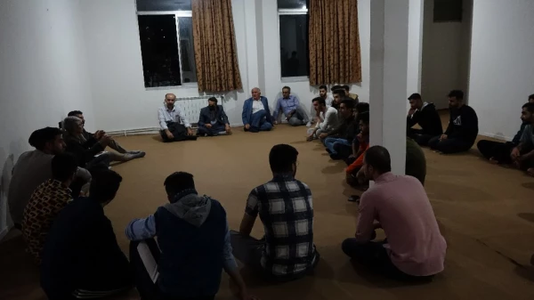 دیدار صمیمی و گفتگوی دوستانه مسئولین دانشگاه با دانشجویان خوابگاه 12