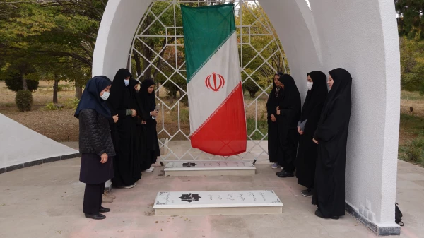 غبارروبی و عطر افشانی مزار شهدای گمنام دانشگاه فرهنگیان استان کردستان 3