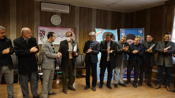 تجلیل از همکار بازنشسته در شورای اداری پردیس شهید مدرس سنندج
 8