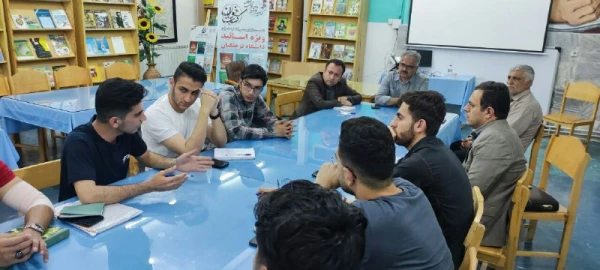 نشست کتابخوانی نقد کتاب ته کلاس ردیف آخر صندلی آخر  3