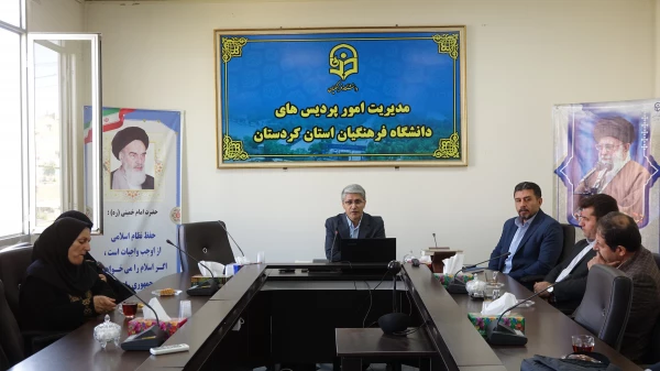 تجلیل از همکار بازنشسته در شورای اداری پردیس بنت الهدی صدر سنندج 4