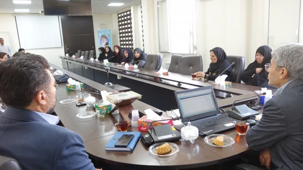 تجلیل از همکار بازنشسته در شورای اداری پردیس بنت الهدی صدر سنندج 5