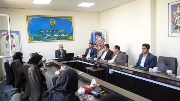 تجلیل از همکار بازنشسته در شورای اداری پردیس بنت الهدی صدر سنندج 7