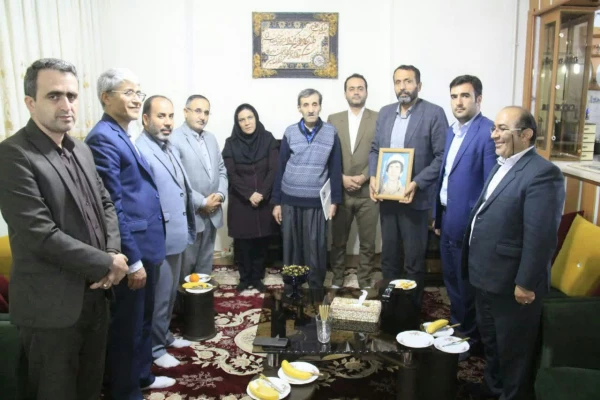 دیدار معاون حقوقی و امور مجلس وزیر آموزش و پرورش با خانواده شهید دانش آموز «اسعد رضایی» در سنندج 5