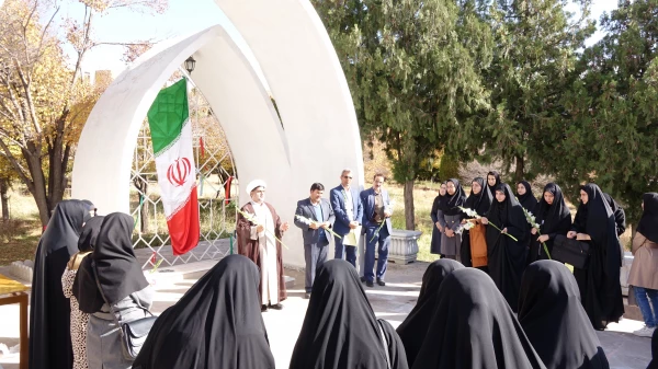 عطر افشانی و غبارروبی مزار شهدای گمنام دانشگاه فرهنگیان کردستان 4