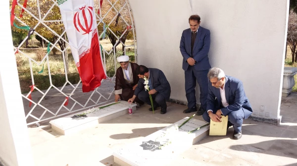 عطر افشانی و غبارروبی مزار شهدای گمنام دانشگاه فرهنگیان کردستان 7