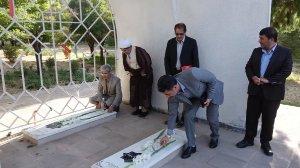 آیین غبارروبی و عطرافشانی مزار شهدای دانشگاه فرهنگیان استان کردستان
 2