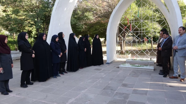 آیین غبارروبی و عطرافشانی مزار شهدای دانشگاه فرهنگیان استان کردستان
 3