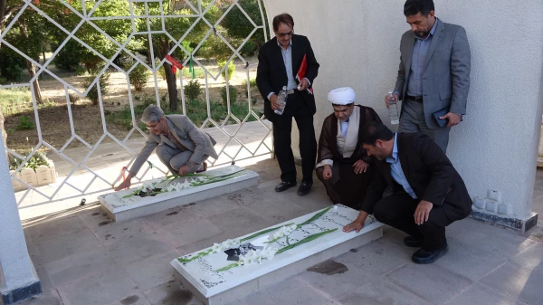 آیین غبارروبی و عطرافشانی مزار شهدای دانشگاه فرهنگیان استان کردستان
 6