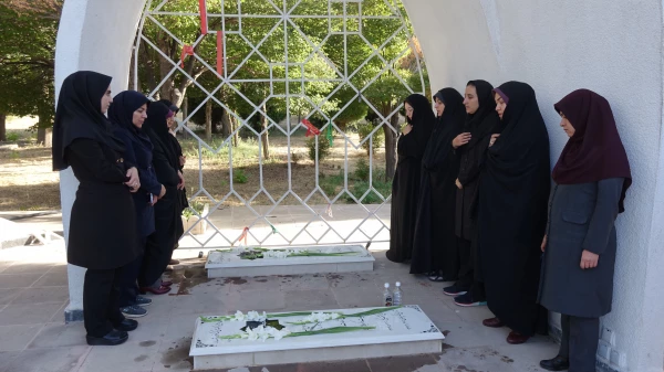 آیین غبارروبی و عطرافشانی مزار شهدای دانشگاه فرهنگیان استان کردستان
 7