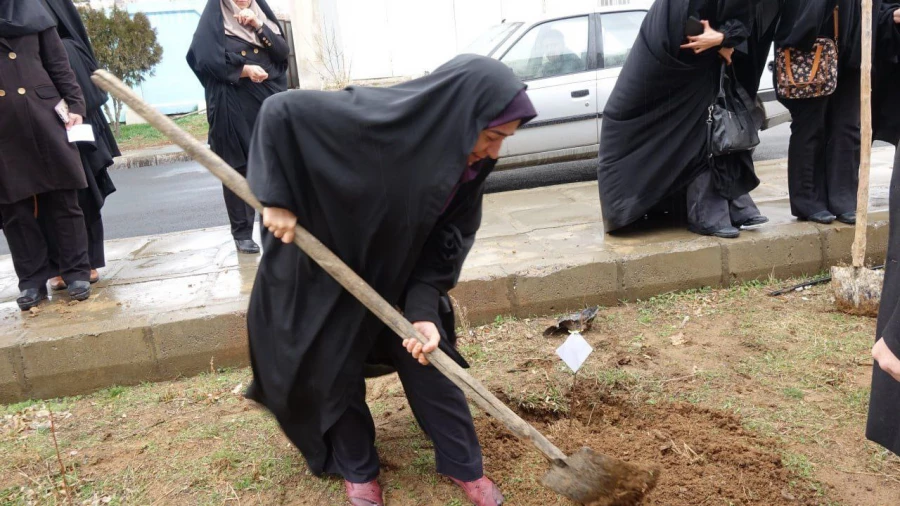 مراسم کاشت نهال به مناسبت هفته درختکاری و گرامیداشت بانوان شهید 5