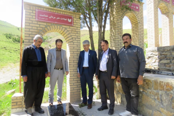 دیدار سیدشهاب ارکیان با خانواده شهید حاتم شریعتی در روستای شویشه 3