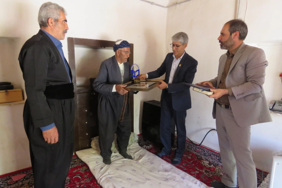 دیدار سیدشهاب ارکیان با خانواده شهید حاتم شریعتی در روستای شویشه 5