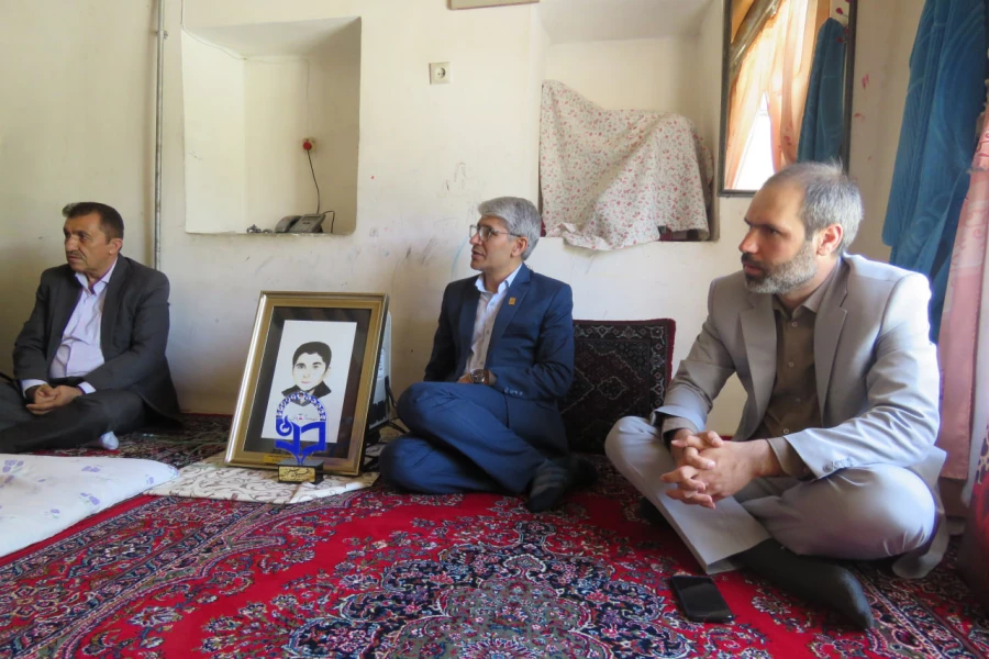 دیدار سیدشهاب ارکیان با خانواده شهید حاتم شریعتی در روستای شویشه 6