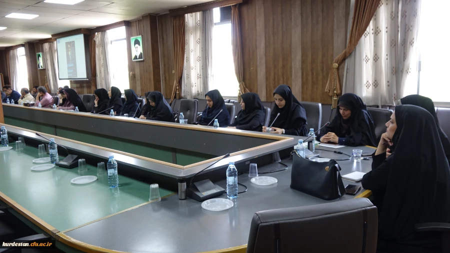 بررسی ابعاد تربیتی و اجتماعی مکتب امام خمینی(ره) در نشست هم اندیشی کارکنان و اساتید 2