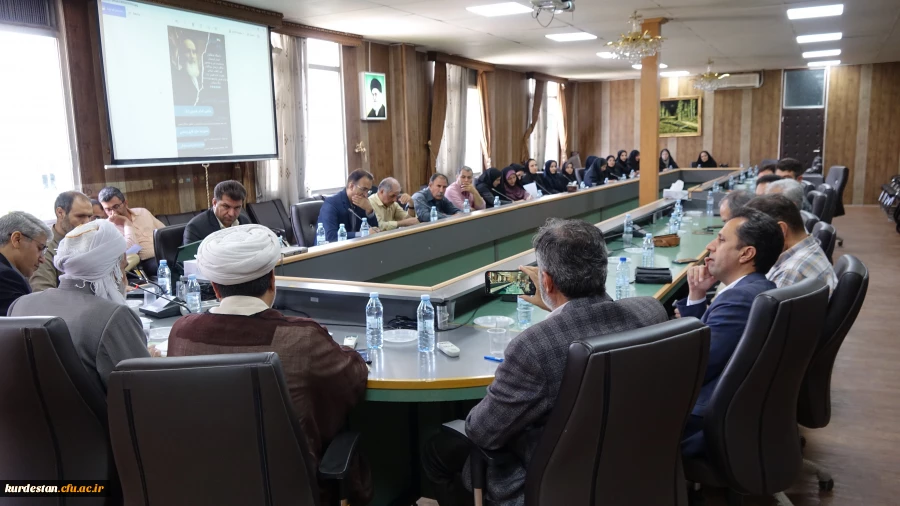 بررسی ابعاد تربیتی و اجتماعی مکتب امام خمینی(ره) در نشست هم اندیشی کارکنان و اساتید 3