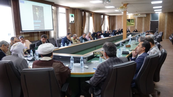 بررسی ابعاد تربیتی و اجتماعی مکتب امام خمینی(ره) در نشست هم اندیشی کارکنان و اساتید 3