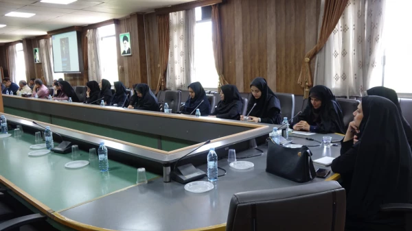 بررسی ابعاد تربیتی و اجتماعی مکتب امام خمینی(ره) در نشست هم اندیشی کارکنان و اساتید 4