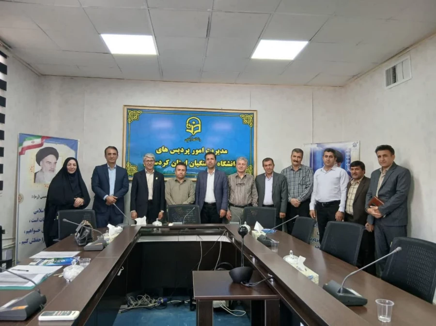 بررسی برنامه های آموزشی تابستان و تجلیل از مدیران گروه در دوازدهمین نشست شورای آموزش 4