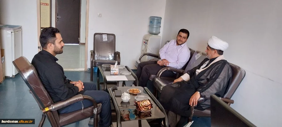 بازدید مسئول نهاد رهبری از واحد فرهنگی دانشگاه 2