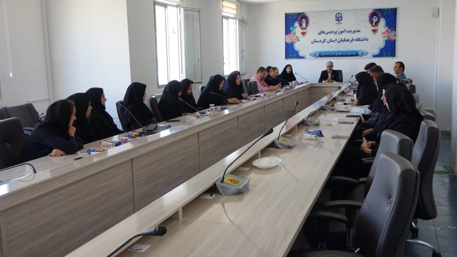 تجلیل از خدمات دکتر ناصر بهرامی، معاون پیشین توسعه منابع و امور دانشجویی پردیس 8