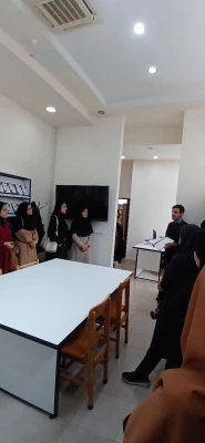 بازدید علمی دانشجویان پردیس بنت الهدی صدر از کتابخانه مرکزی امام خامنه ای سنندج 4