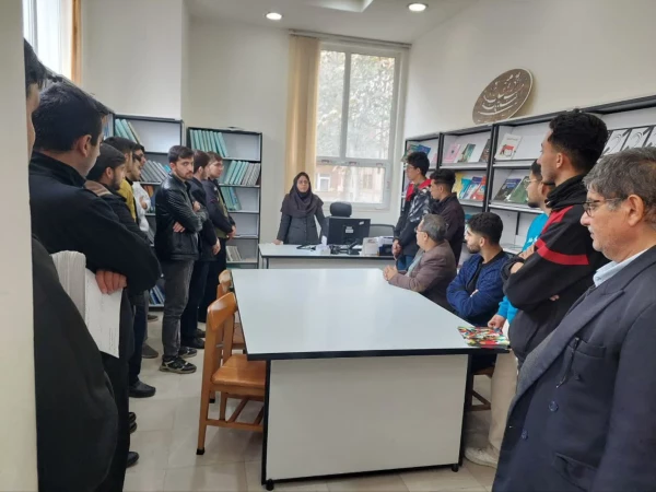 بازدید دانشجومعلمان پردیس شهید مدرس سننددج از کتابخانه عمومی امام خامنه ای 3