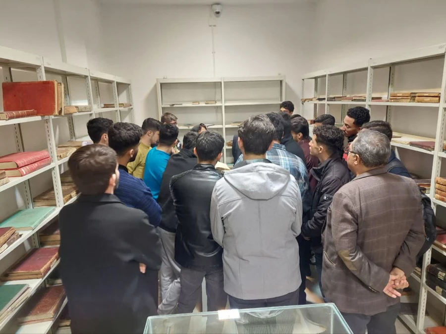 بازدید دانشجومعلمان پردیس شهید مدرس سننددج از کتابخانه عمومی امام خامنه ای 5