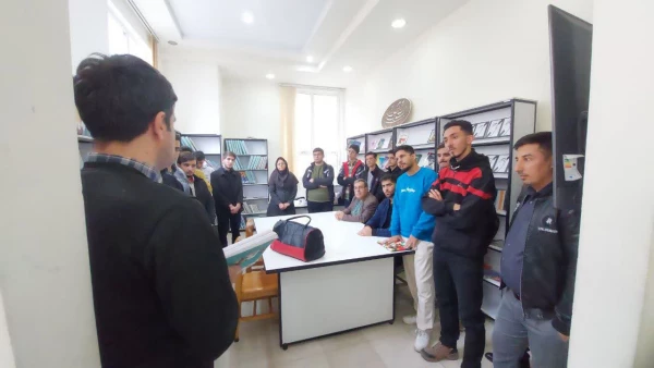 بازدید دانشجومعلمان پردیس شهید مدرس سننددج از کتابخانه عمومی امام خامنه ای 7