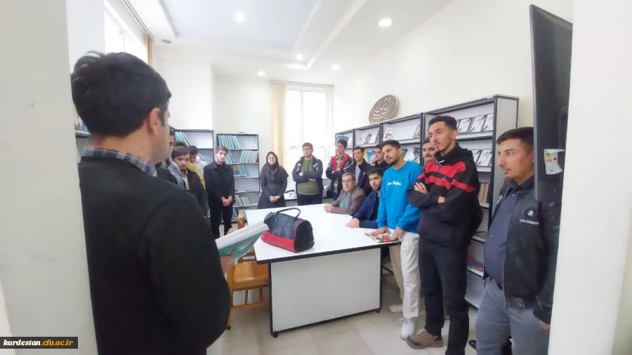 بازدید دانشجومعلمان پردیس شهید مدرس سننددج از کتابخانه عمومی امام خامنه ای 7