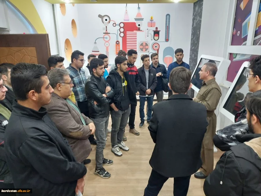 بازدید دانشجومعلمان پردیس شهید مدرس سننددج از کتابخانه عمومی امام خامنه ای 8