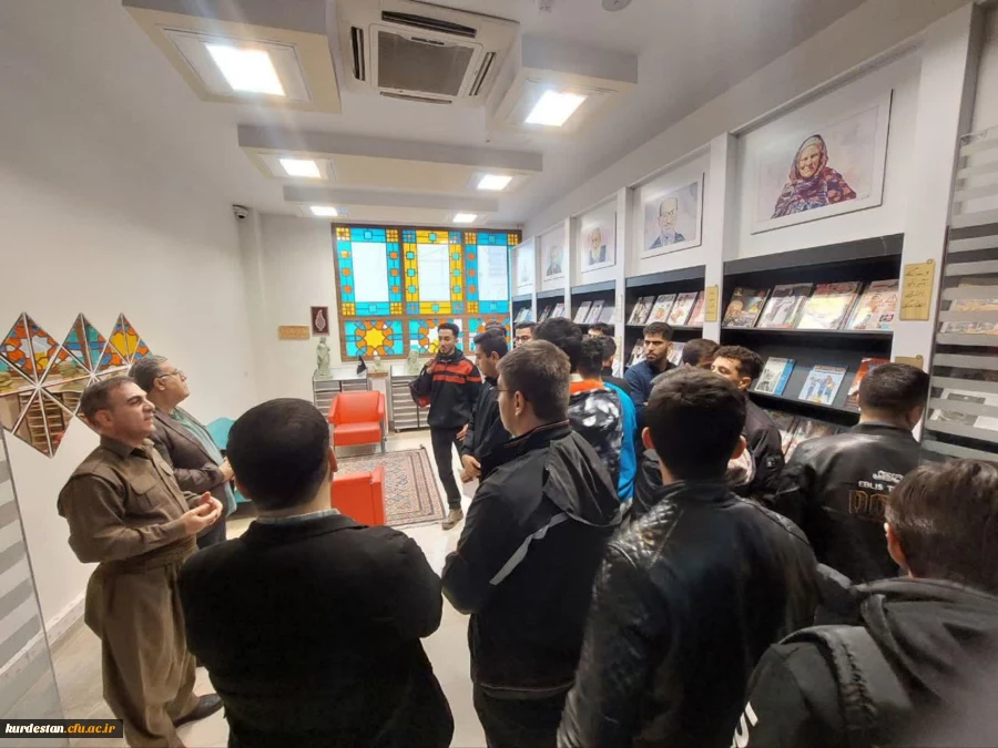 بازدید دانشجومعلمان پردیس شهید مدرس سننددج از کتابخانه عمومی امام خامنه ای 11