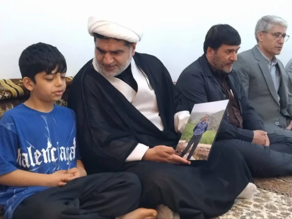 تجلی ایثار و استقامت در دیدار مسئولان دانشگاه فرهنگیان کردستان با خانواده شهید «اقبال احمدی» 4