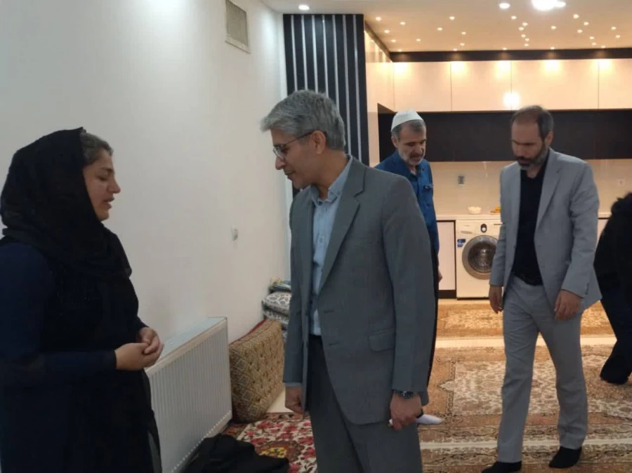 تجلی ایثار و استقامت در دیدار مسئولان دانشگاه فرهنگیان کردستان با خانواده شهید «اقبال احمدی» 10